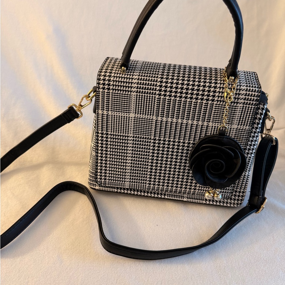 Black and white purse. Houndstooth pattern.